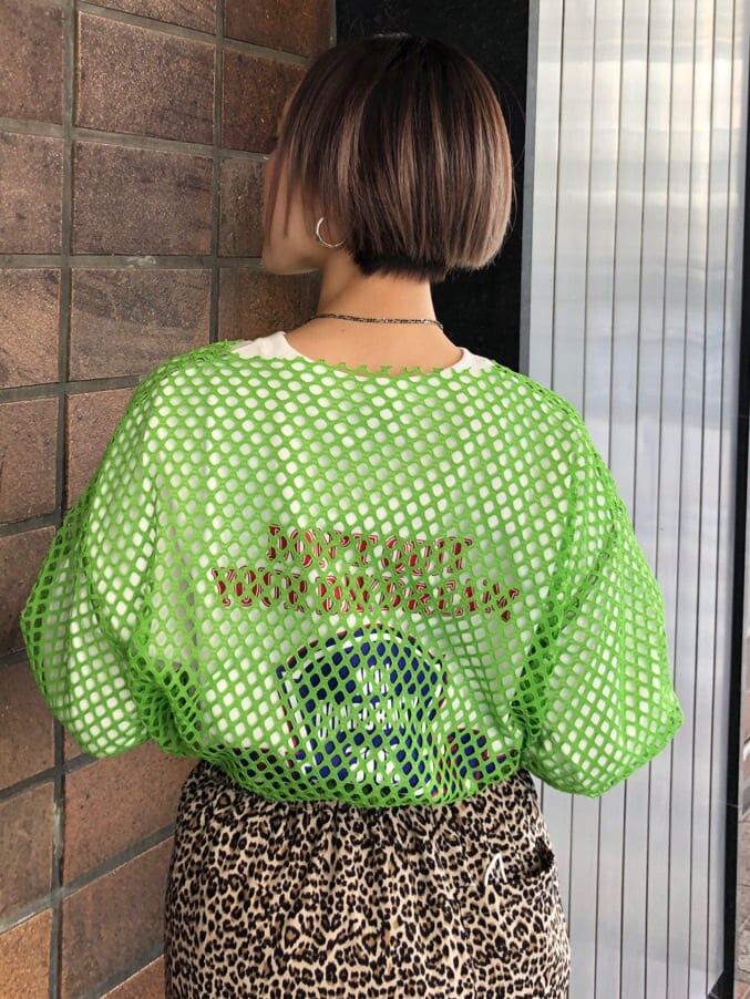 ブラウン系のスカート、グリーン系のTシャツ/カットソー、ホワイト系のTシャツ/カットソーを着用したレディースの春コーディネートの5枚目の写真