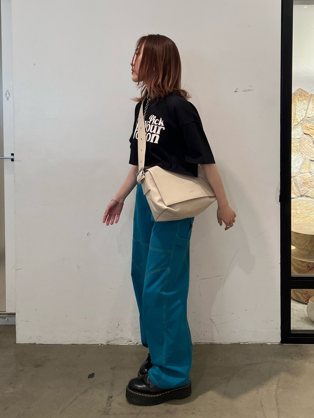 ブラック系のTシャツ/カットソー、ブルー系のその他パンツ、ホワイト系のメッセンジャーバッグを着用したレディースの夏コーディネートの2枚目の写真