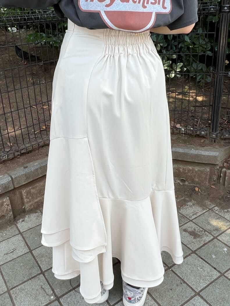 ホワイト系のスカート、イエロー系のボストンバッグ、ブラック系のTシャツ/カットソーを着用したレディースの夏コーディネートの9枚目の写真