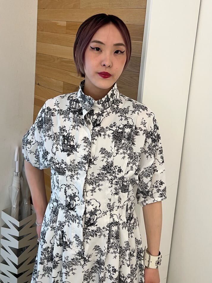 ホワイト系のワンピース、ブラック系のその他パンツ、ホワイト系のブレスレットを着用したレディースの夏コーディネートの7枚目の写真