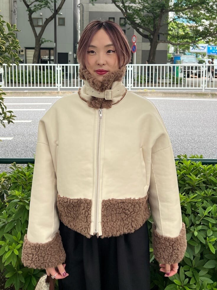 ブラウン系のハンドバッグ、ホワイト系のTシャツ/カットソー、ブラック系のその他パンツを着用したレディースの秋コーディネートの7枚目の写真