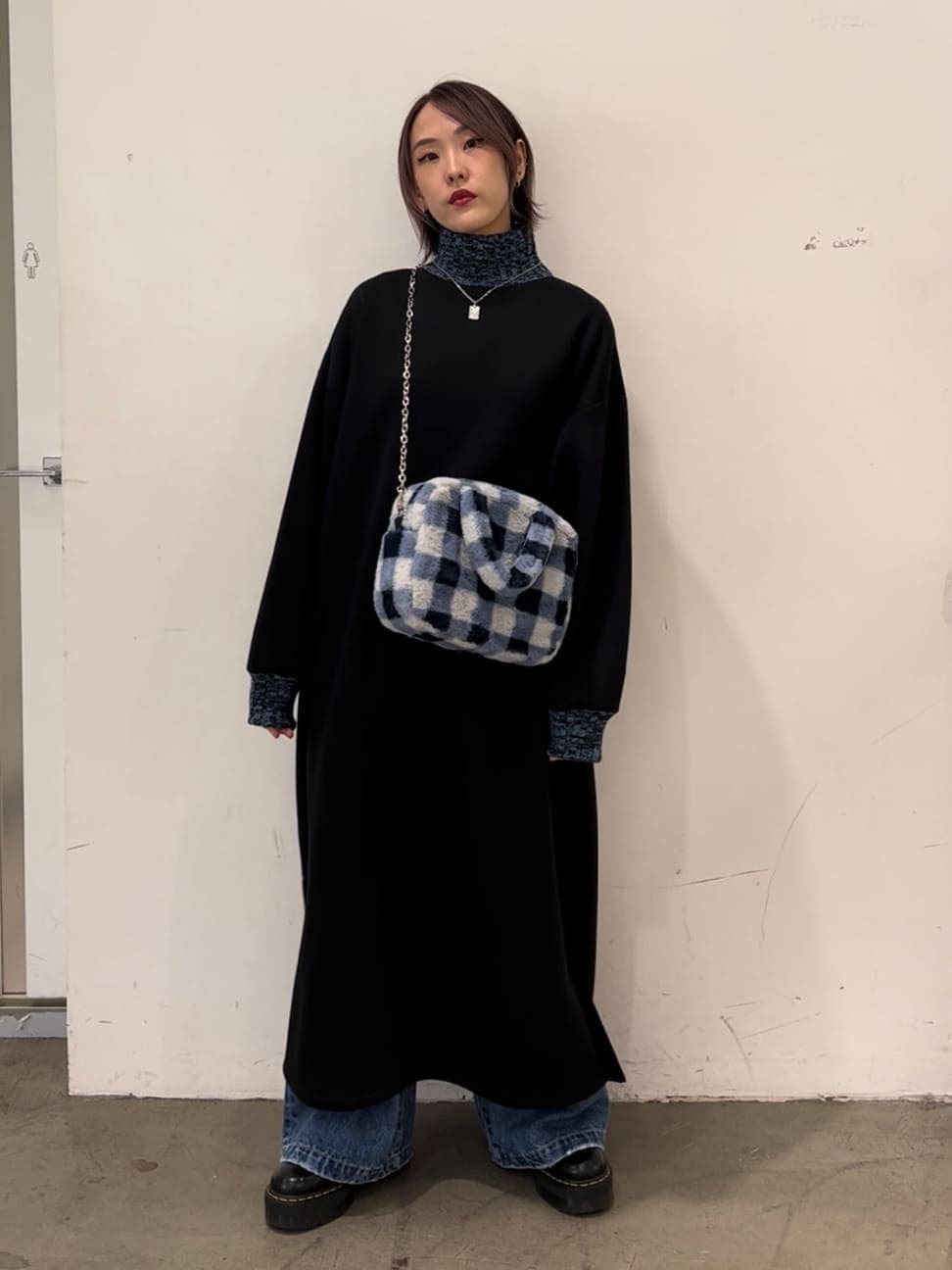 ブラック系のその他シューズ、ブルー系のボストンバッグ、ブラック系のワンピースを着用したレディースの秋コーディネートの5枚目の写真