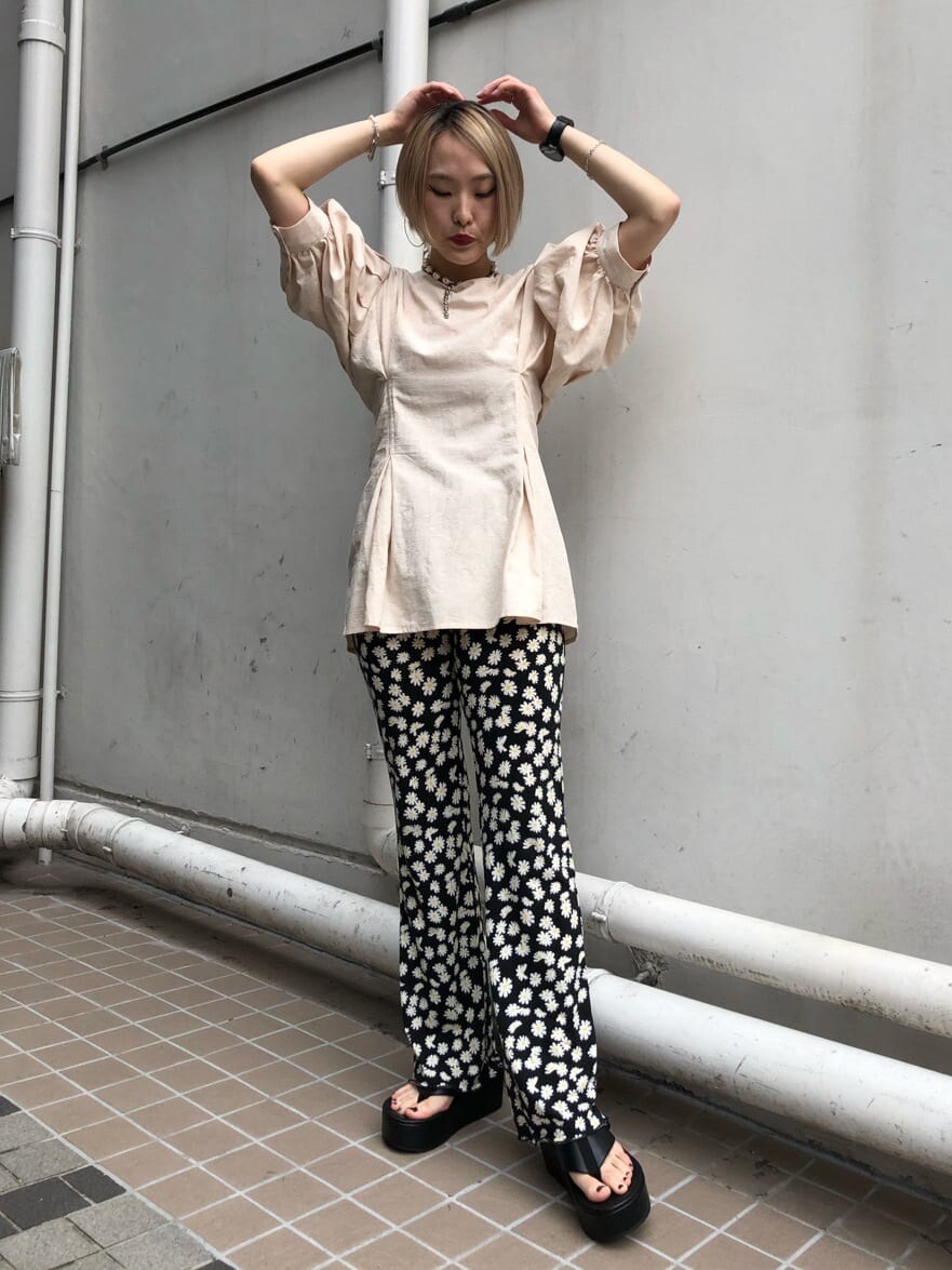 ブラック系のサンダル、ホワイト系のシャツ/ブラウス、その他のその他パンツを着用したレディースの夏コーディネートの2枚目の写真