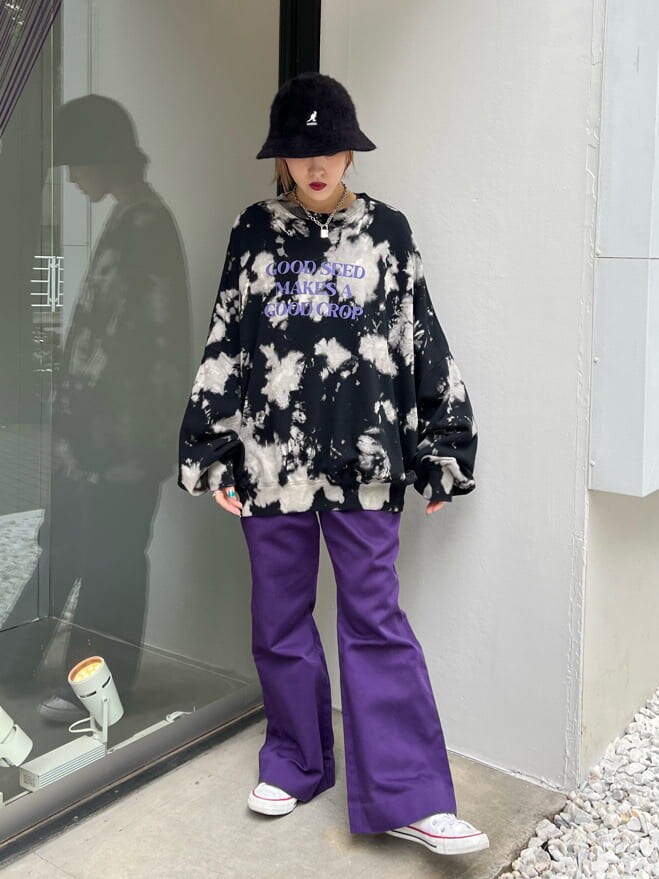 ホワイト系のスニーカー、ブラック系のスウェットを着用したレディースの秋コーディネートの7枚目の写真