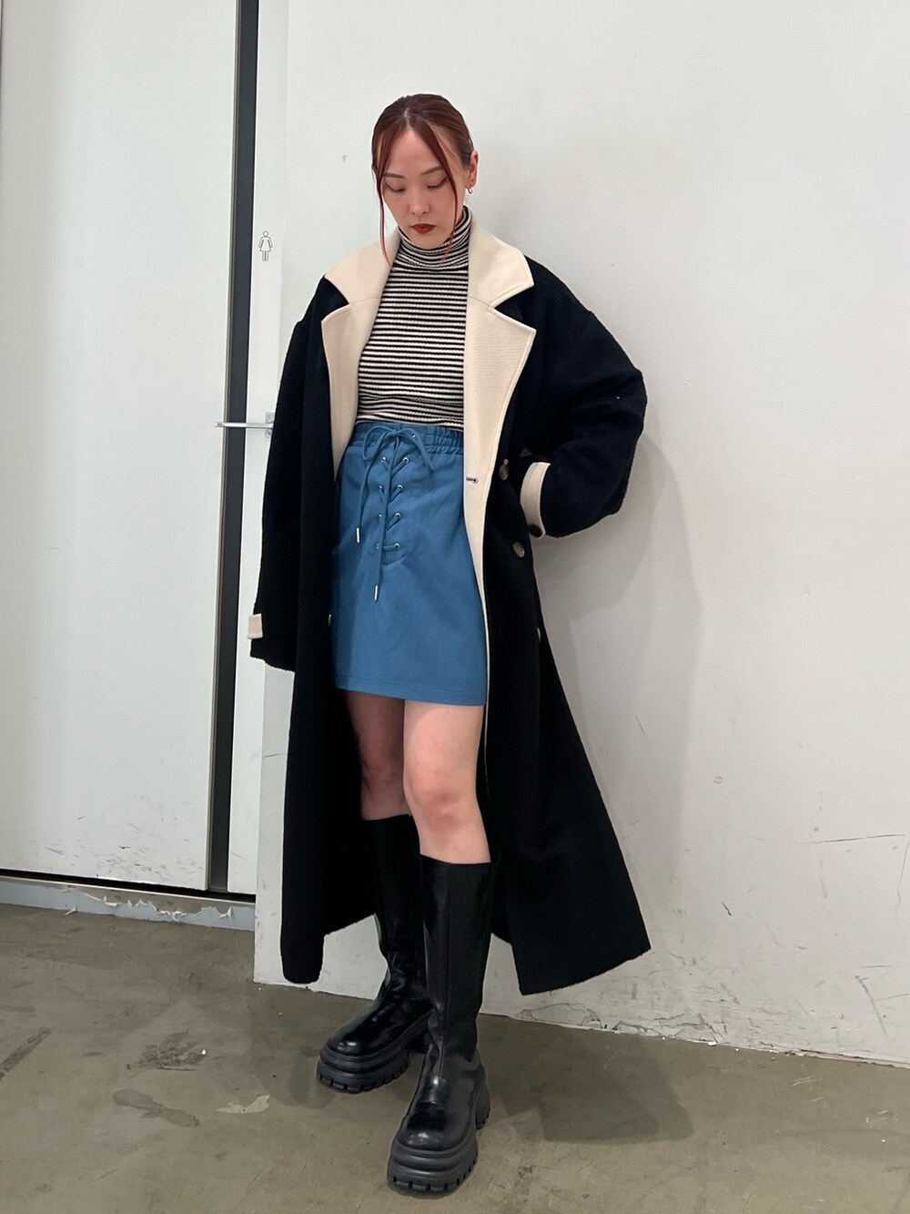 その他のニット/セーター、ブルー系のスカート、ブラック系のチェスターコートを着用したレディースの秋コーディネートの6枚目の写真