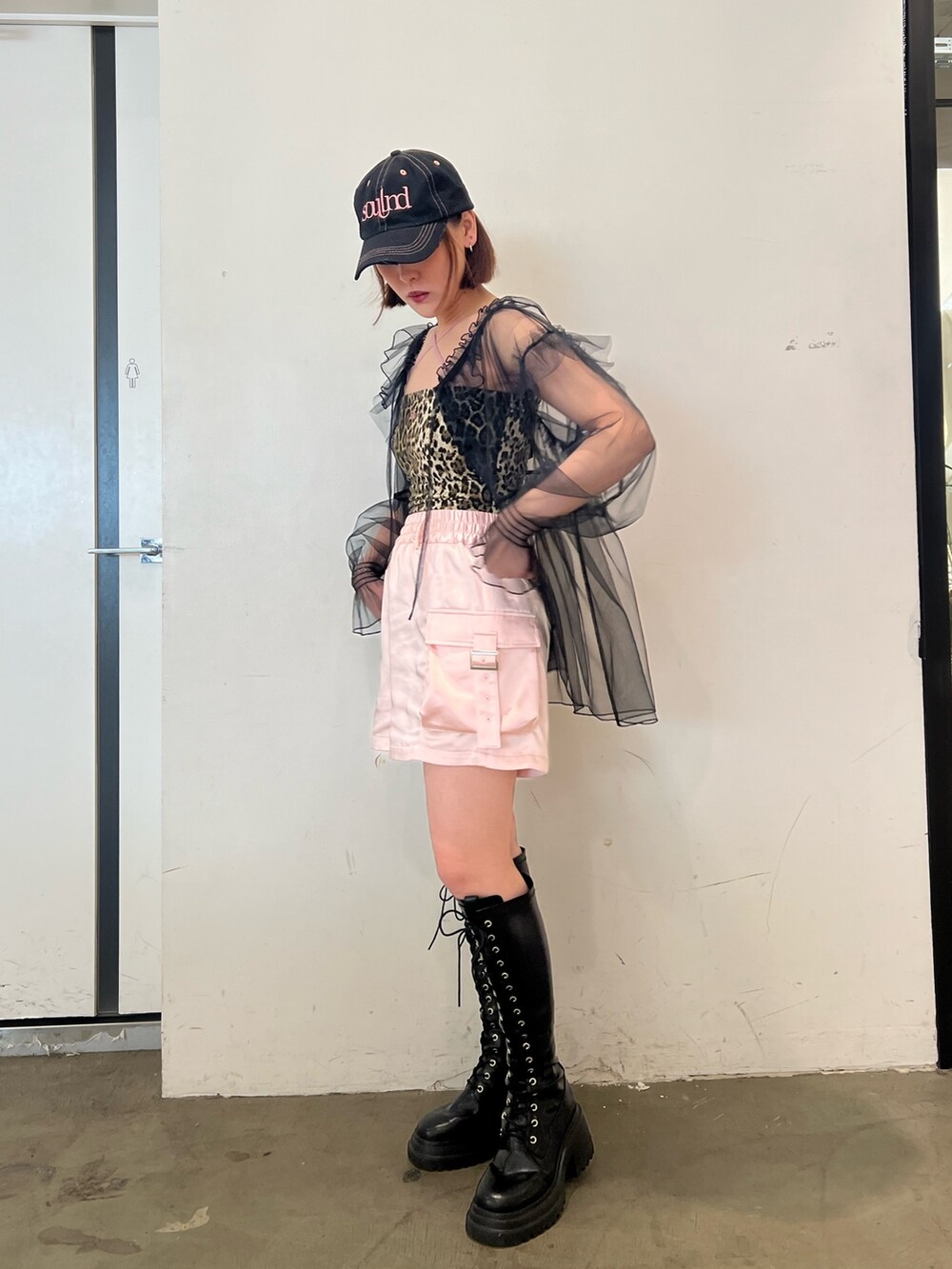 ブラック系のシャツ/ブラウス、ブラウン系のキャミソール、ピンク系のその他パンツを着用したレディースの春コーディネートの3枚目の写真