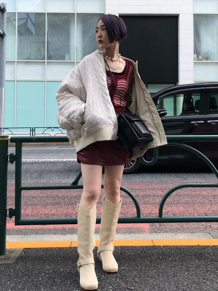 ホワイト系のブーツ、ホワイト系のMA-1、レッド系のカーディガン/ボレロを着用したレディースの夏コーディネートの3枚目の写真