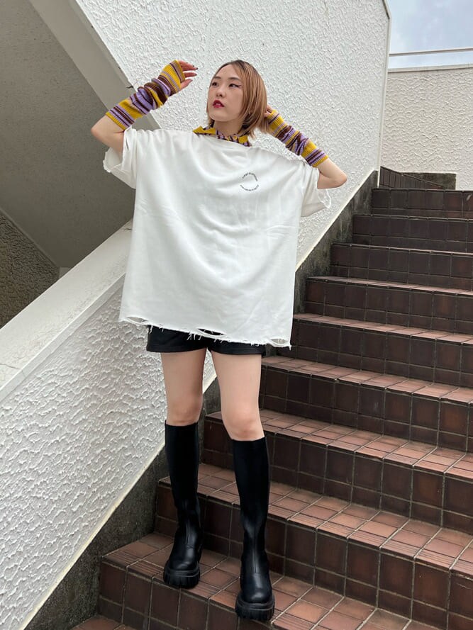 ブラック系のその他パンツ、ブラック系のブーツ、ホワイト系のTシャツ/カットソーを着用したレディースの夏コーディネートの4枚目の写真