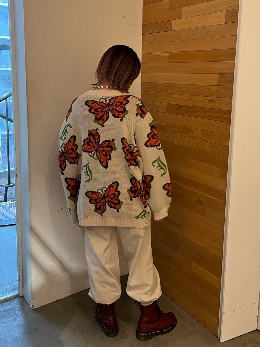 ホワイト系のカーディガン/ボレロ、パープル系のTシャツ/カットソー、ホワイト系のその他パンツを着用したレディースの冬コーディネートの3枚目の写真