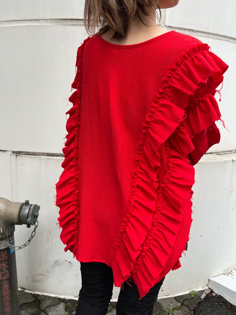 レッド系のシャツ/ブラウス、ブラック系のデニムジャケット、ブラック系のその他パンツを着用したレディースの冬コーディネートの7枚目の写真