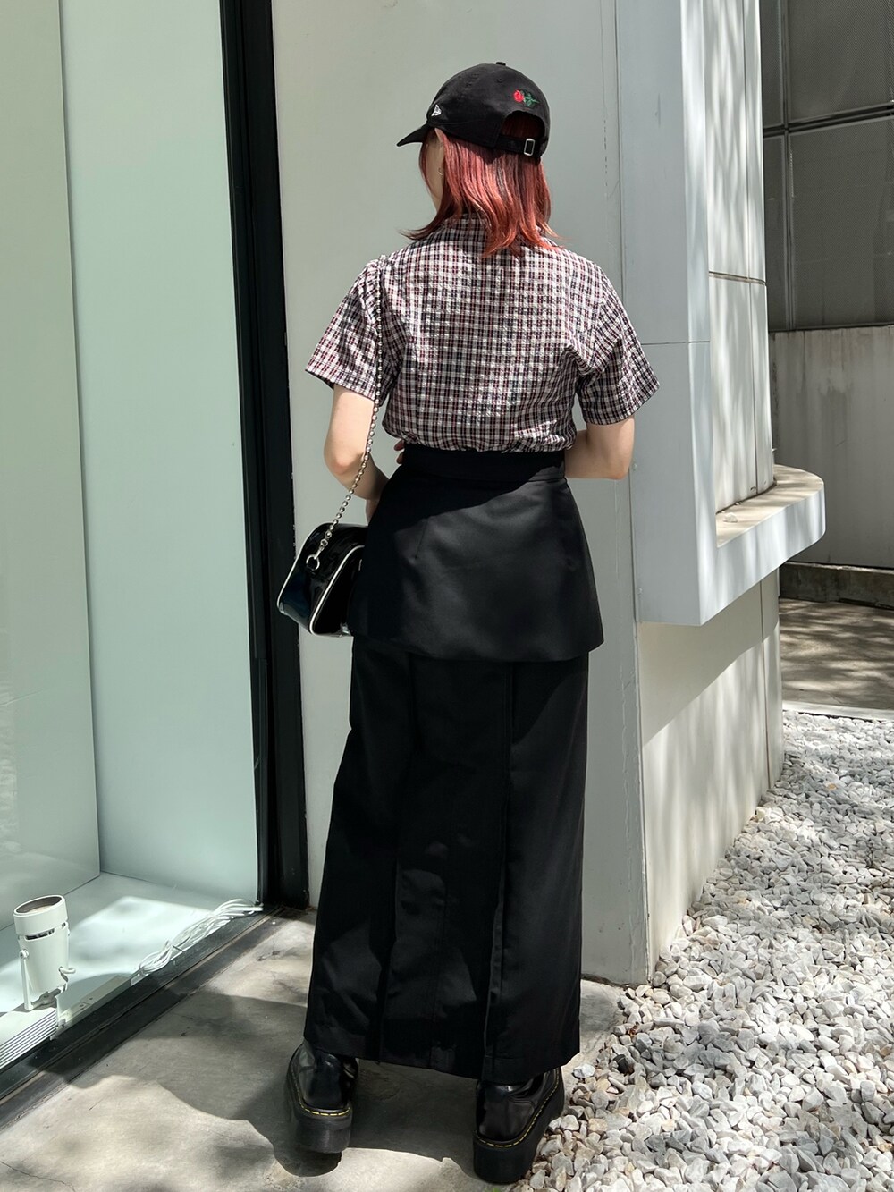 ブラック系のシャツ/ブラウス、ブラック系のボストンバッグ、ブラック系のスカートを着用したレディースの春コーディネートの4枚目の写真