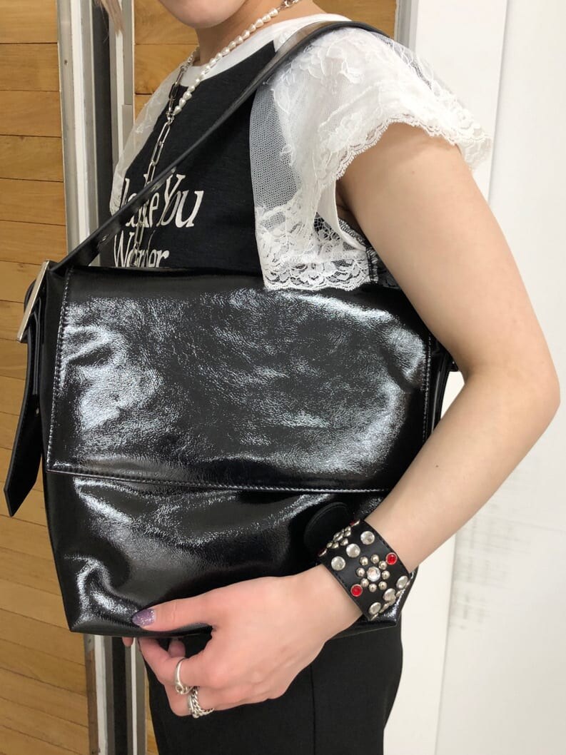 ブラック系のTシャツ/カットソー、ブラック系のハンドバッグ、ブラック系のその他パンツを着用したレディースの夏コーディネートの10枚目の写真