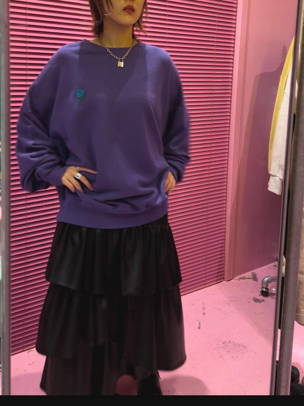 パープル系のTシャツ/カットソー、ブラック系のスカート、ブラック系のブーツを着用したレディースの秋コーディネートの3枚目の写真