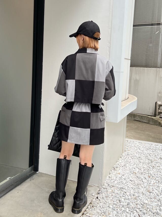 ブラック系のブーツ、ブラック系のその他アウター、ブラック系のその他パンツを着用したレディースの秋コーディネートの3枚目の写真