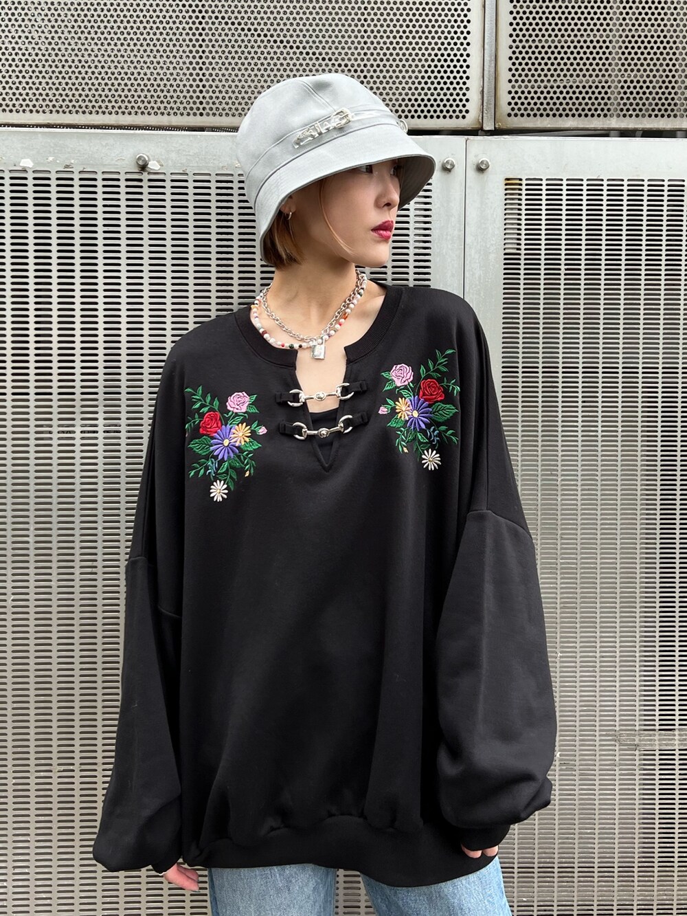 ブラック系のTシャツ/カットソー、ブルー系のデニムパンツ、ブラック系のブーツを着用したレディースの秋コーディネートの6枚目の写真