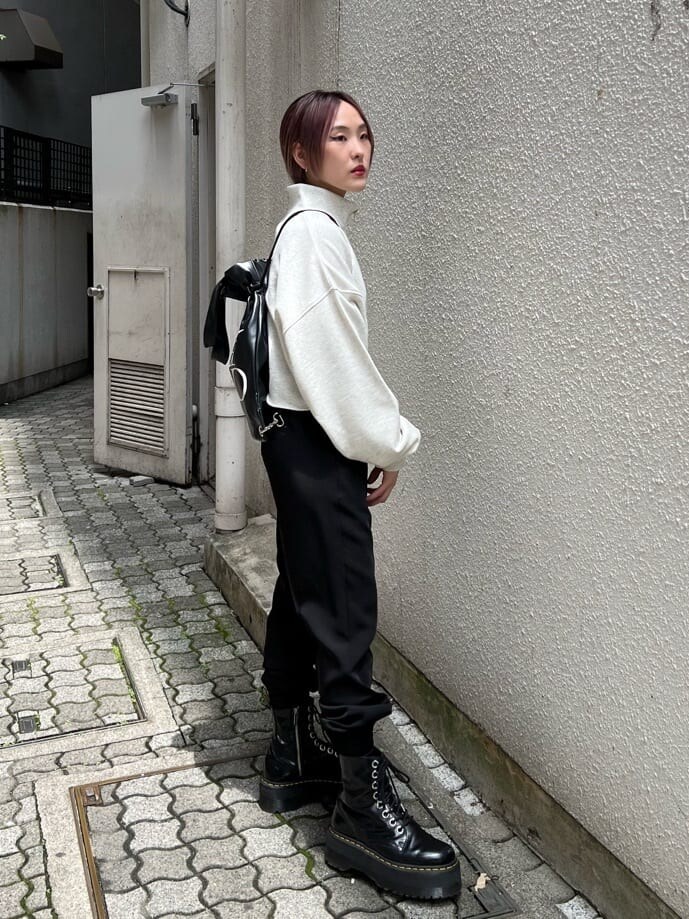ブラック系のその他シューズ、ブラック系のバックパック/リュック、グレー系のスウェットを着用したレディースの夏コーディネートの4枚目の写真