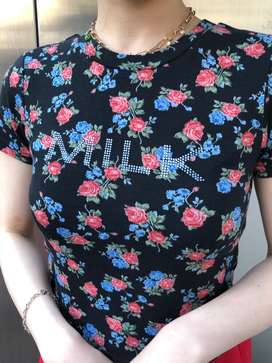 レッド系のスラックス、その他のTシャツ/カットソー、ゴールド系のチョーカーを着用したレディースの春コーディネートの5枚目の写真