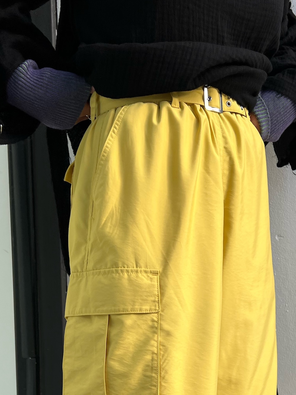 イエロー系のその他パンツ、パープル系のニット/セーター、ブラック系のシャツ/ブラウスを着用したレディースの冬コーディネートの7枚目の写真