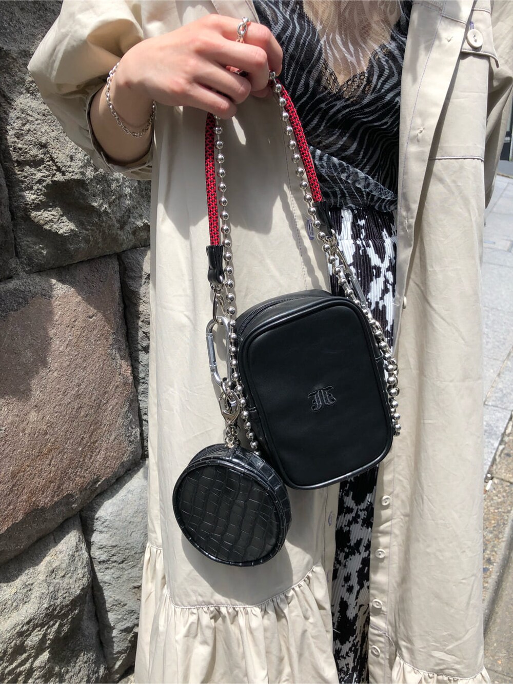 ホワイト系のワンピース、その他のその他パンツ、ブラック系のショルダーバッグを着用したレディースの夏コーディネートの9枚目の写真