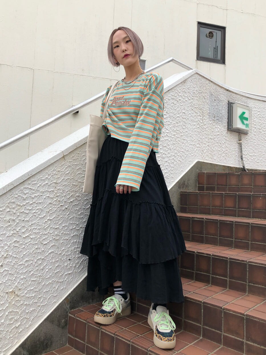 ブラック系のスカート、その他のTシャツ/カットソーを着用したレディースの秋コーディネートの2枚目の写真