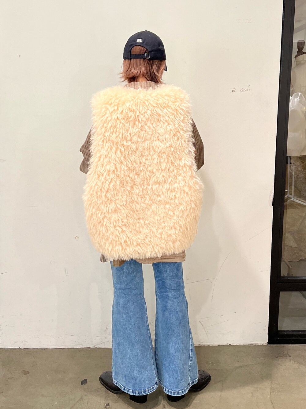 ベージュ系のシャツ/ブラウス、ホワイト系のモッズコート、ブルー系のデニムパンツを着用したレディースの秋コーディネートの3枚目の写真
