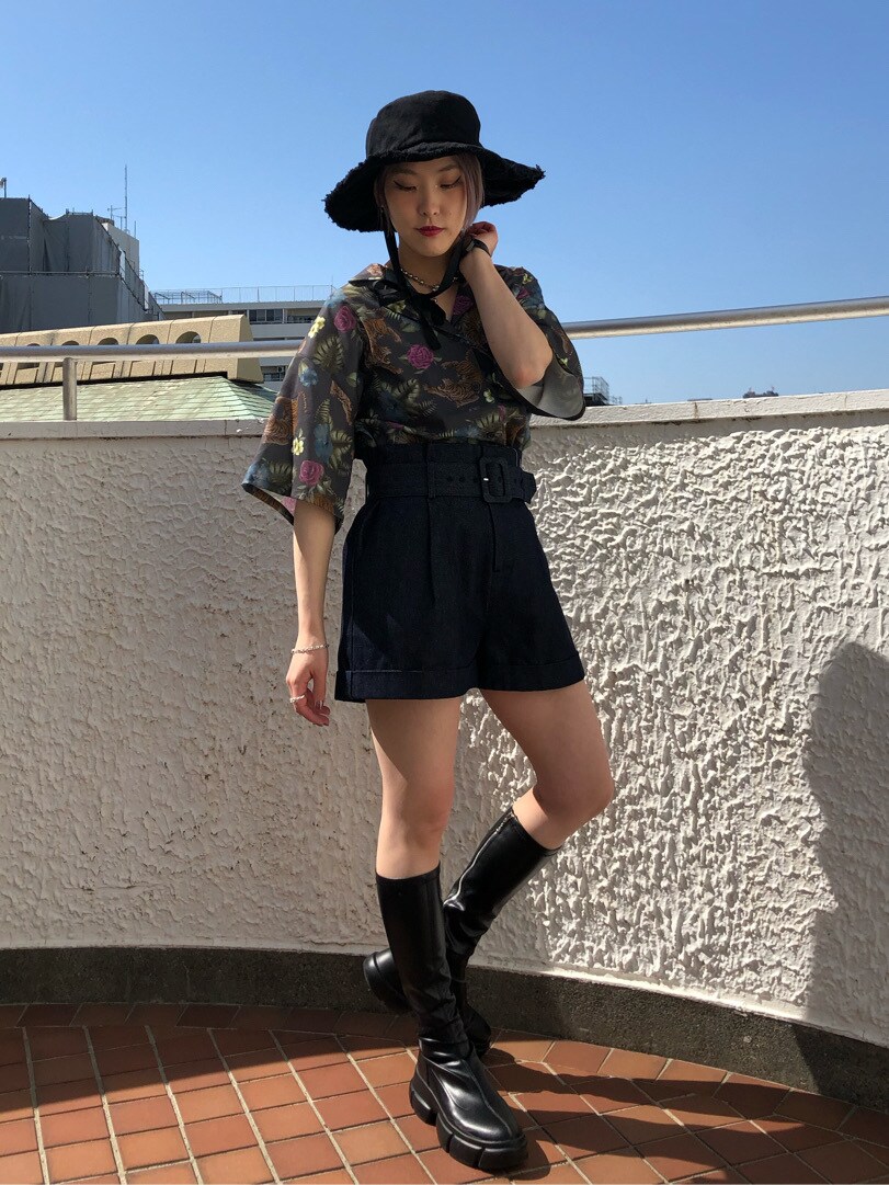 ブラック系のブーツ、ブラック系のシャツ/ブラウス、ブルー系のその他パンツを着用したレディースの春コーディネートの2枚目の写真