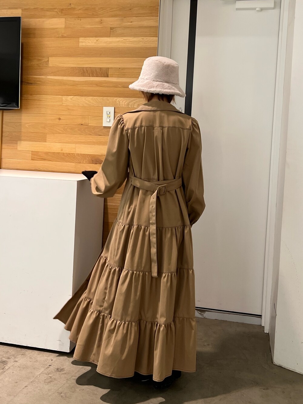 ブラック系のデニムパンツ、ブラック系のTシャツ/カットソー、ベージュ系のワンピースを着用したレディースの秋コーディネートの3枚目の写真