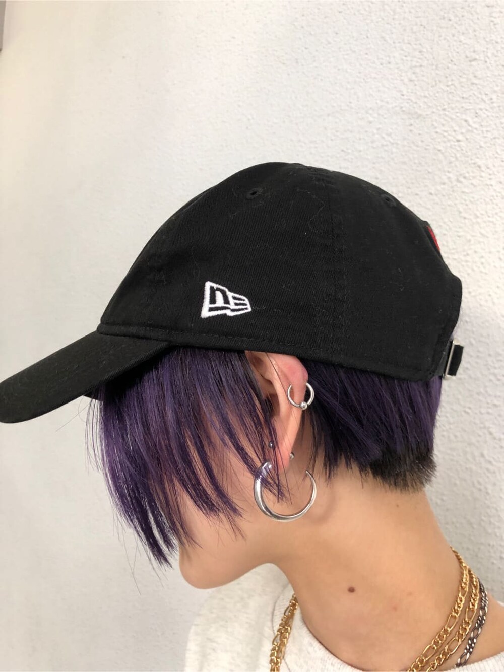 ブラック系のスラックス、グレー系のTシャツ/カットソー、ホワイト系のスニーカーを着用したレディースの冬コーディネートの9枚目の写真