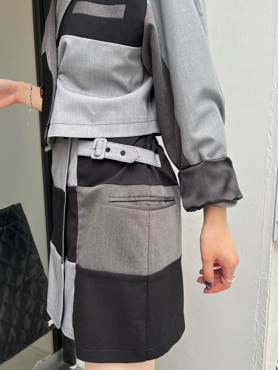 ブラック系のブーツ、ブラック系のその他アウター、ブラック系のその他パンツを着用したレディースの秋コーディネートの7枚目の写真