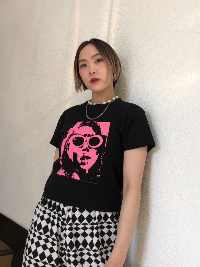 ブラック系のTシャツ/カットソー、その他のその他パンツを着用したレディースの春コーディネートの5枚目の写真