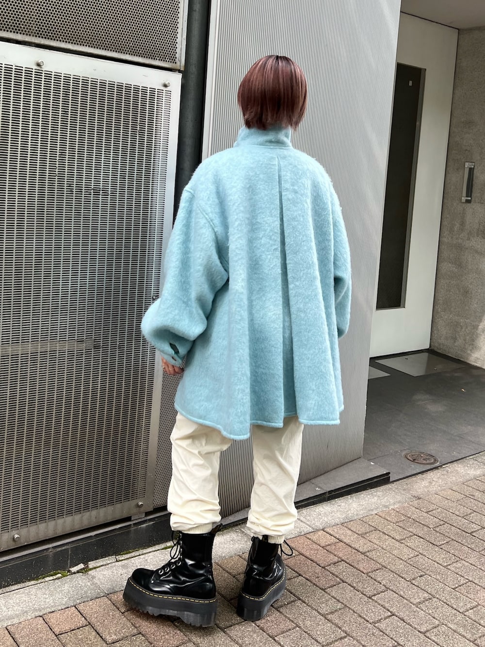 ブルー系のその他アウター、ホワイト系のその他パンツ、ブラック系のブーツを着用したレディースの秋コーディネートの3枚目の写真