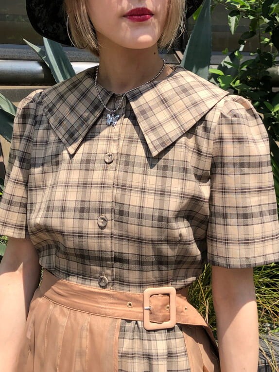 ベージュ系のワンピース、ブラック系のサンダル、ブラック系のハットを着用したレディースの夏コーディネートの7枚目の写真