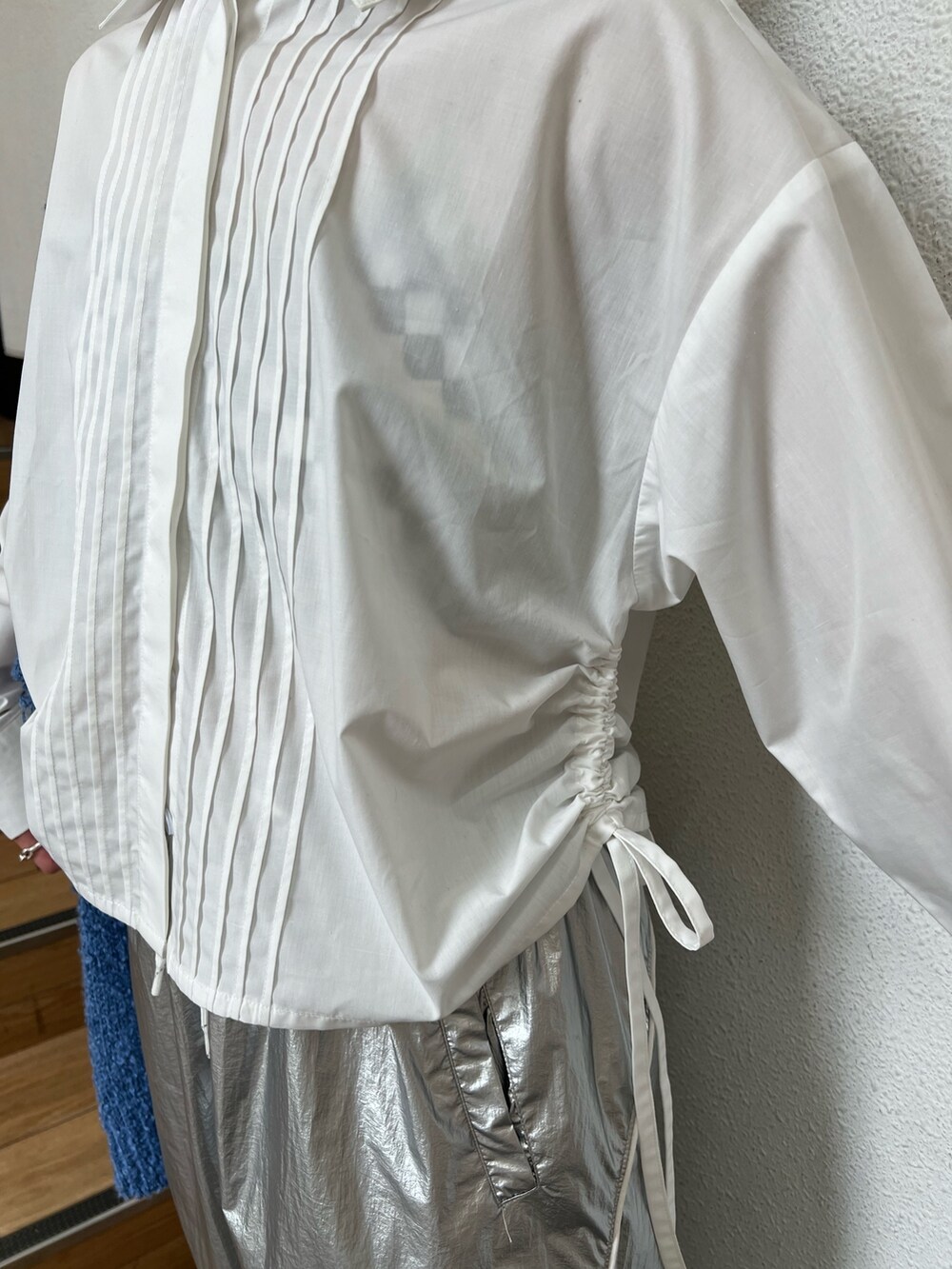 ブルー系のベスト、ホワイト系のシャツ/ブラウス、シルバー系のその他パンツを着用したレディースの夏コーディネートの5枚目の写真