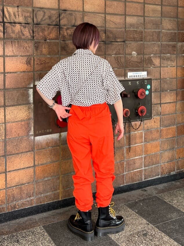 ホワイト系のシャツ/ブラウス、ブラック系のその他シューズ、ブラック系のボストンバッグを着用したレディースの夏コーディネートの4枚目の写真