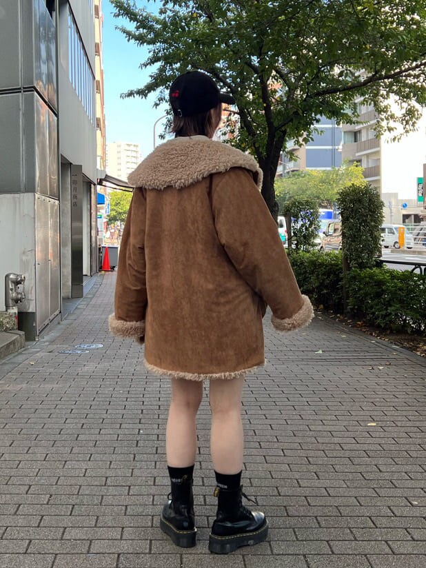 ブラック系のブーツ、ホワイト系のシャツ/ブラウス、ホワイト系のスカートを着用したレディースの秋コーディネートの3枚目の写真