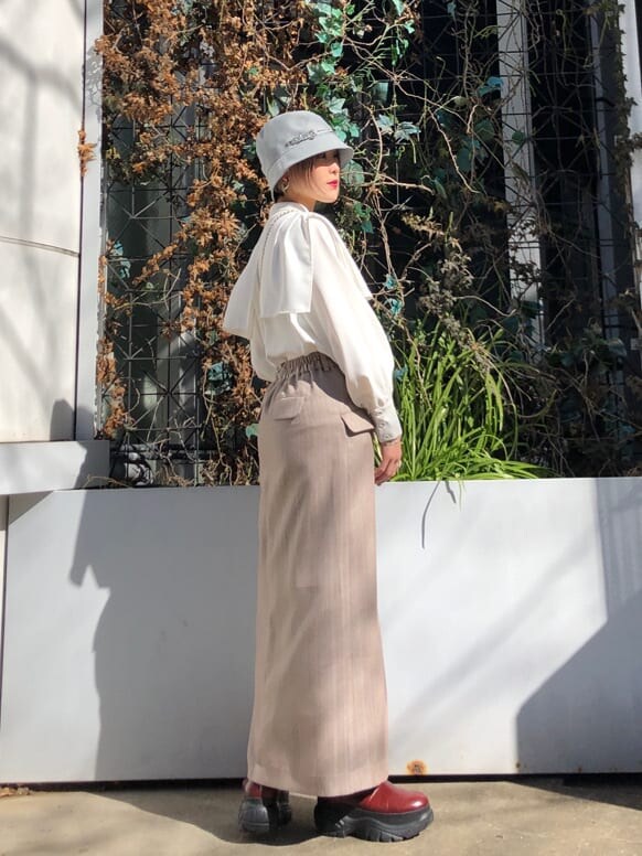 ホワイト系のシャツ/ブラウス、ベージュ系のスカート、その他のショルダーバッグを着用したレディースの春コーディネートの3枚目の写真