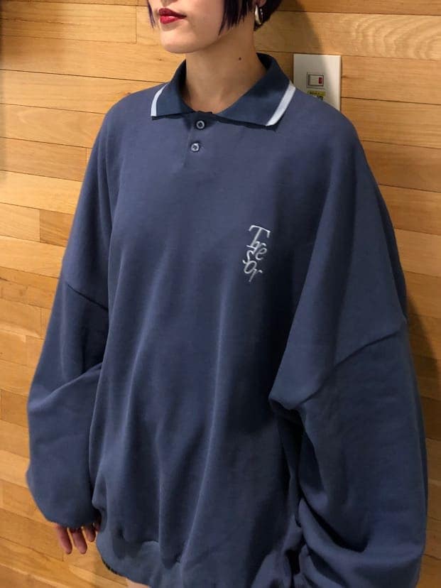 その他のその他パンツ、ブラック系のブーツ、ブルー系のスウェットを着用したレディースの冬コーディネートの5枚目の写真