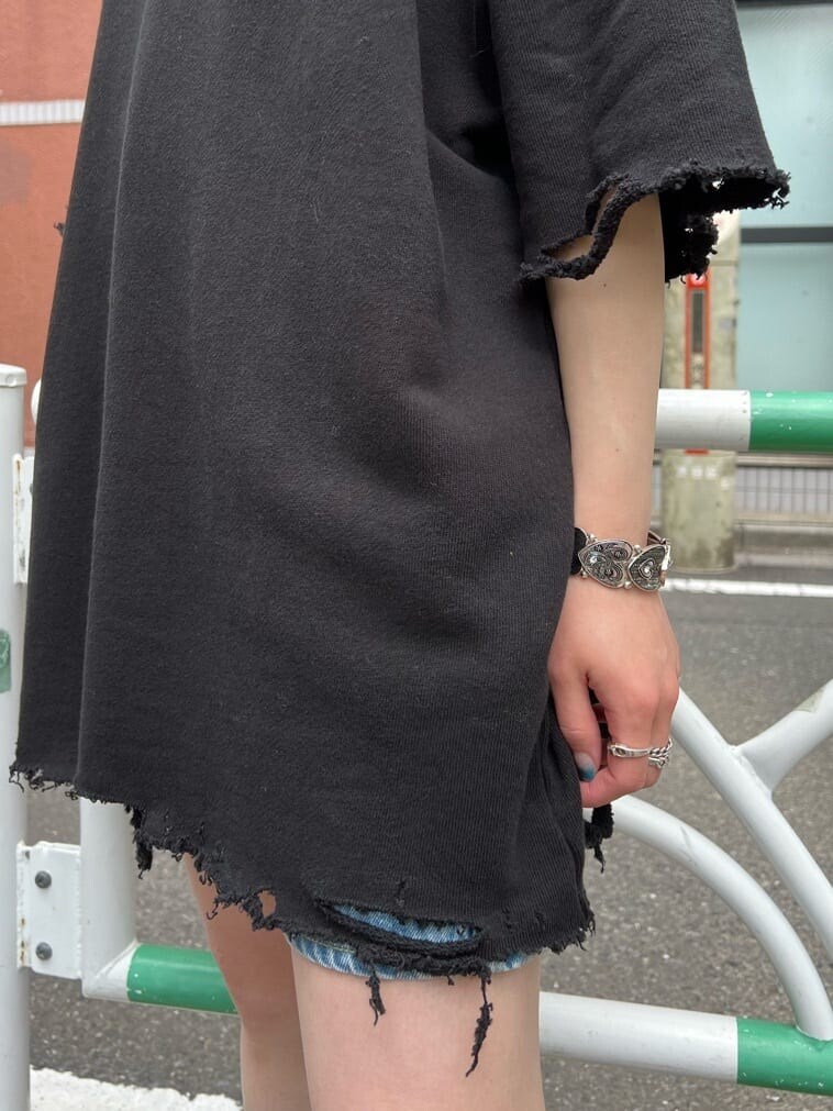 ブルー系のデニムパンツ、ブラック系のTシャツ/カットソー、シルバー系のブレスレットを着用したレディースの夏コーディネートの7枚目の写真