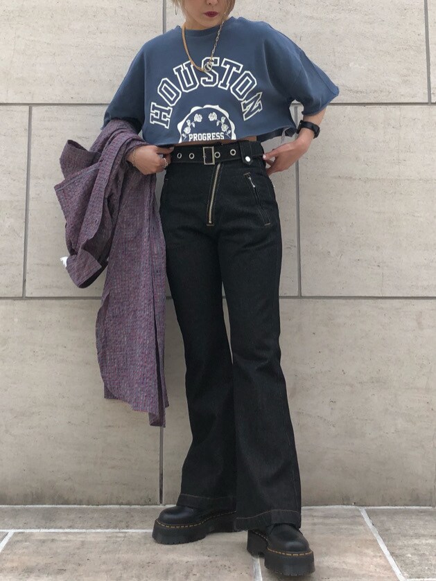 ブラック系のブーツ、ブルー系のワンピース、ブラック系のデニムパンツを着用したレディースの夏コーディネートの5枚目の写真