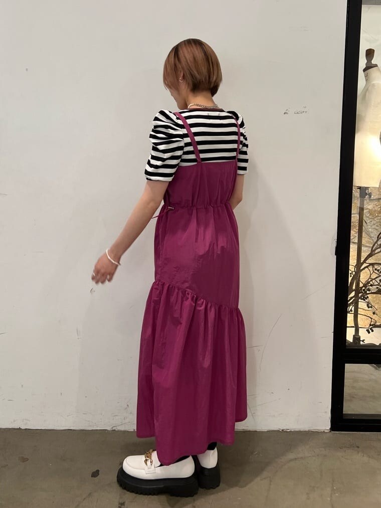 ホワイト系のローファー、ホワイト系のTシャツ/カットソー、ピンク系のジャンパースカートを着用したレディースの秋コーディネートの4枚目の写真