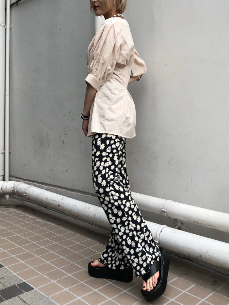 ブラック系のサンダル、ホワイト系のシャツ/ブラウス、その他のその他パンツを着用したレディースの夏コーディネートの4枚目の写真