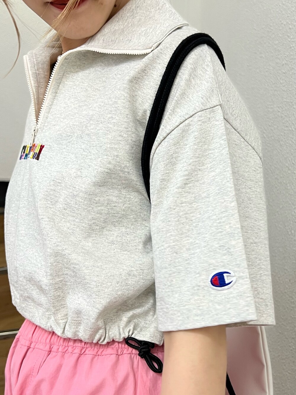 グレー系のTシャツ/カットソー、ピンク系のカーゴパンツ、ホワイト系のエコバッグ/サブバッグを着用したレディースの春コーディネートの8枚目の写真