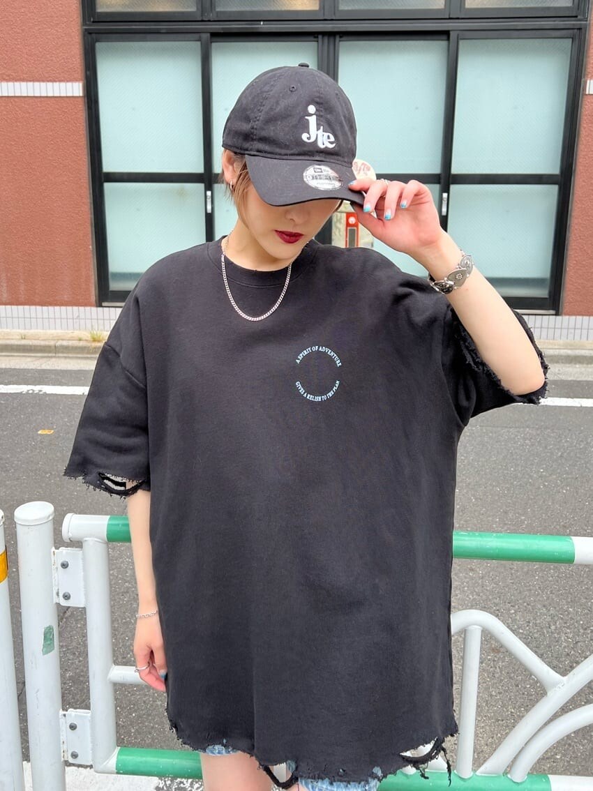 ブルー系のデニムパンツ、ブラック系のTシャツ/カットソー、シルバー系のブレスレットを着用したレディースの夏コーディネートの6枚目の写真