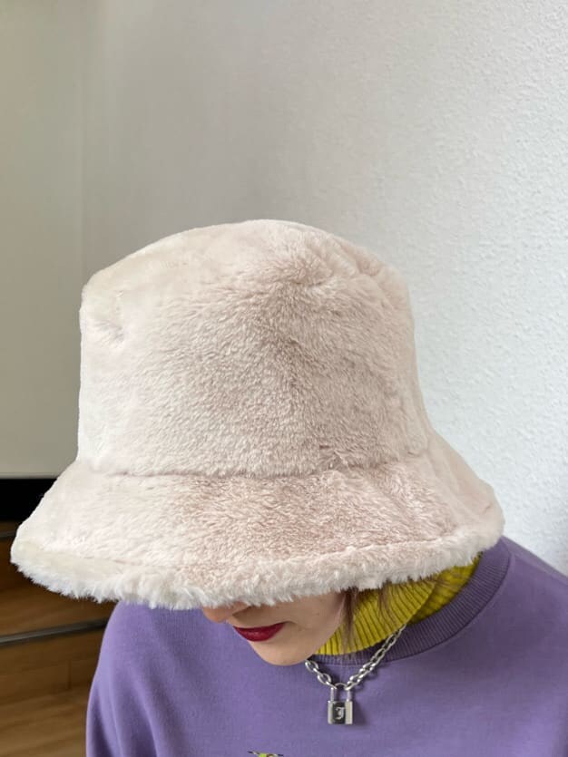 イエロー系のニット/セーター、パープル系のスウェット、ホワイト系のその他パンツを着用したレディースの秋コーディネートの10枚目の写真