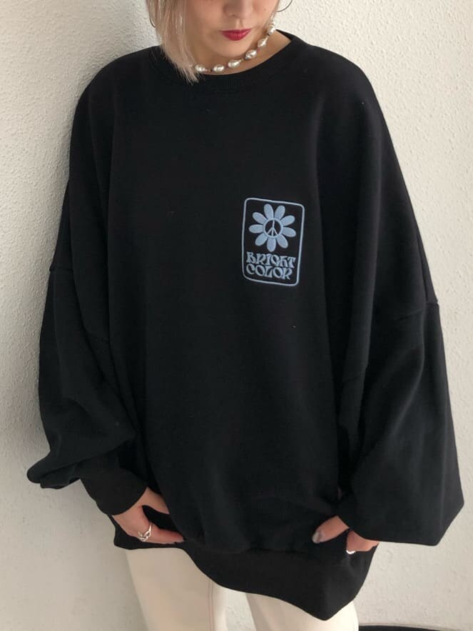 ホワイト系のデニムパンツ、ブラック系のスウェット、ブラック系のハットを着用したレディースの秋コーディネートの6枚目の写真