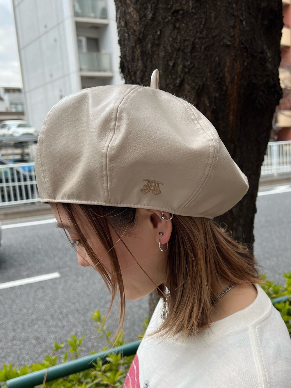 ブルー系のスカート、ホワイト系のTシャツ/カットソー、ホワイト系のハンチング/ベレー帽を着用したレディースの春コーディネートの10枚目の写真