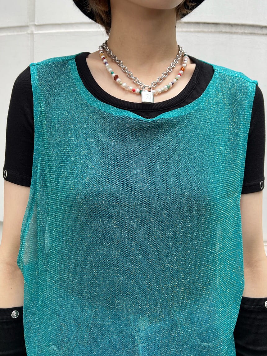 ブラック系のブーツ、ブルー系のデニムパンツ、ブラック系のTシャツ/カットソーを着用したレディースの夏コーディネートの6枚目の写真