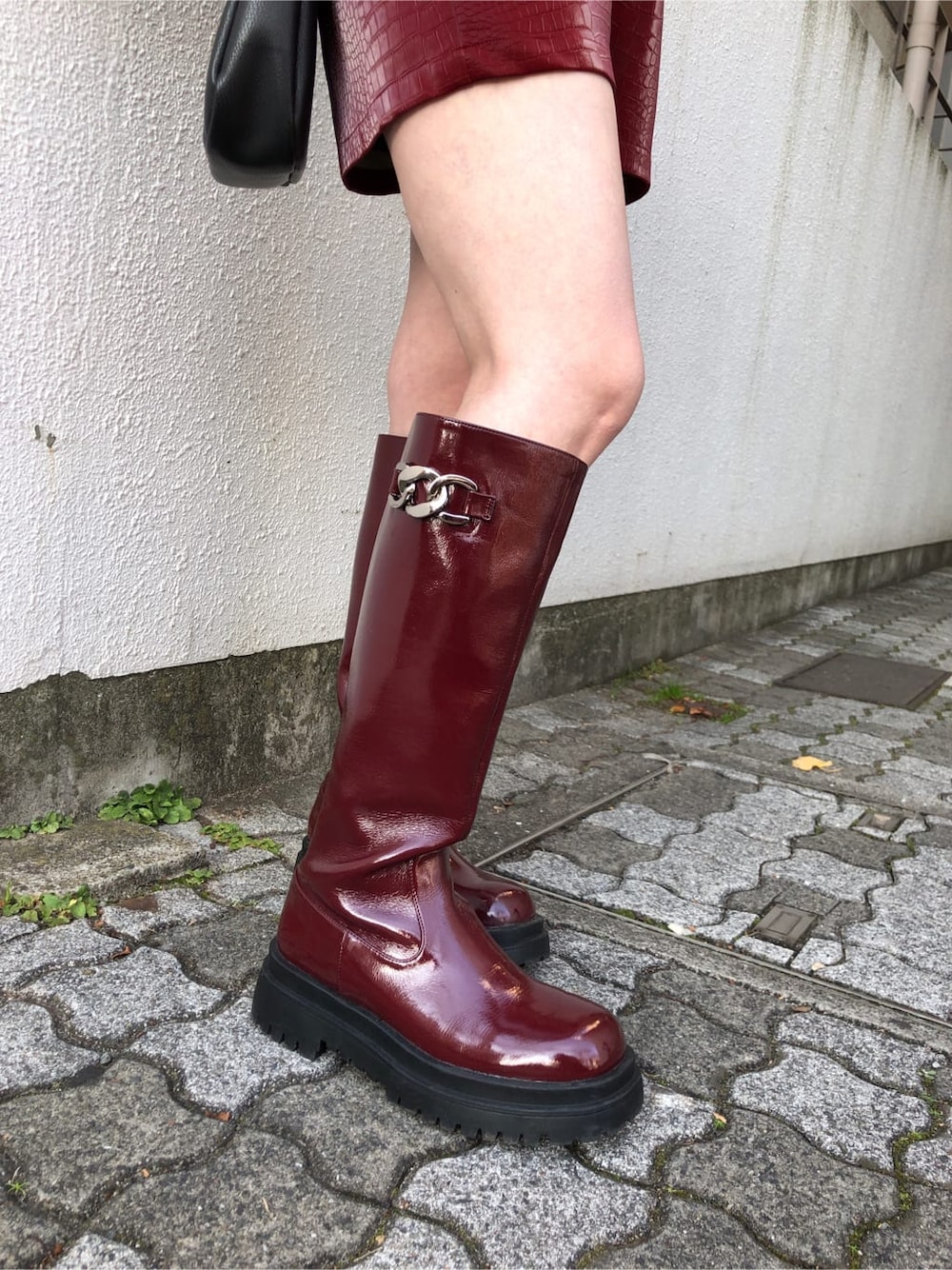 ブラック系のワンピース、ブラック系のハンドバッグ、ホワイト系のシャツ/ブラウスを着用したレディースの冬コーディネートの8枚目の写真