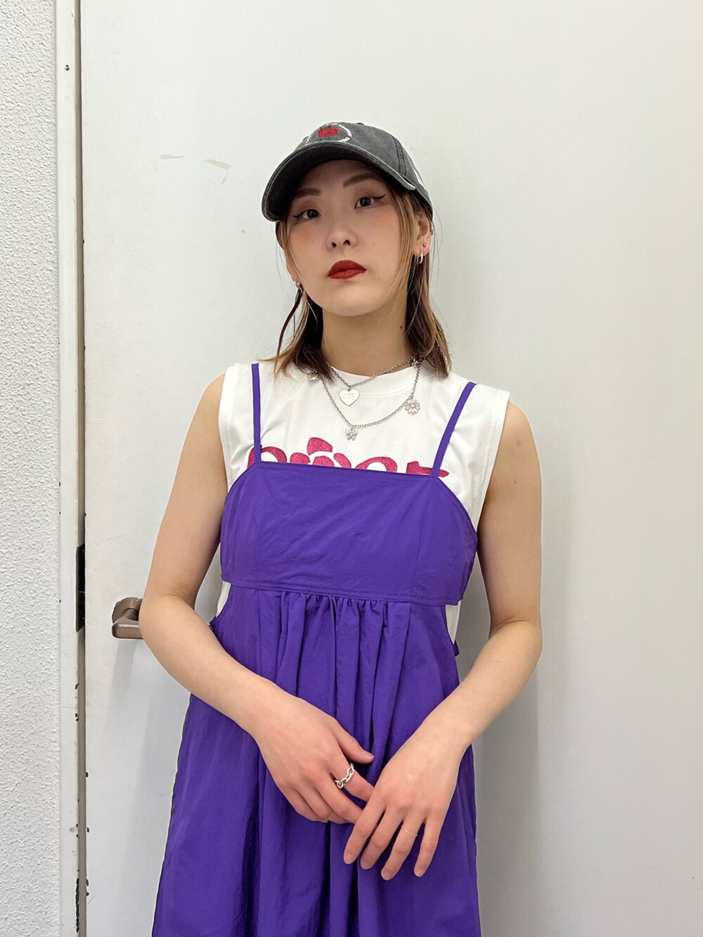ホワイト系のタンクトップ、パープル系のワンピース、シルバー系のネックレスを着用したレディースの春コーディネートの5枚目の写真