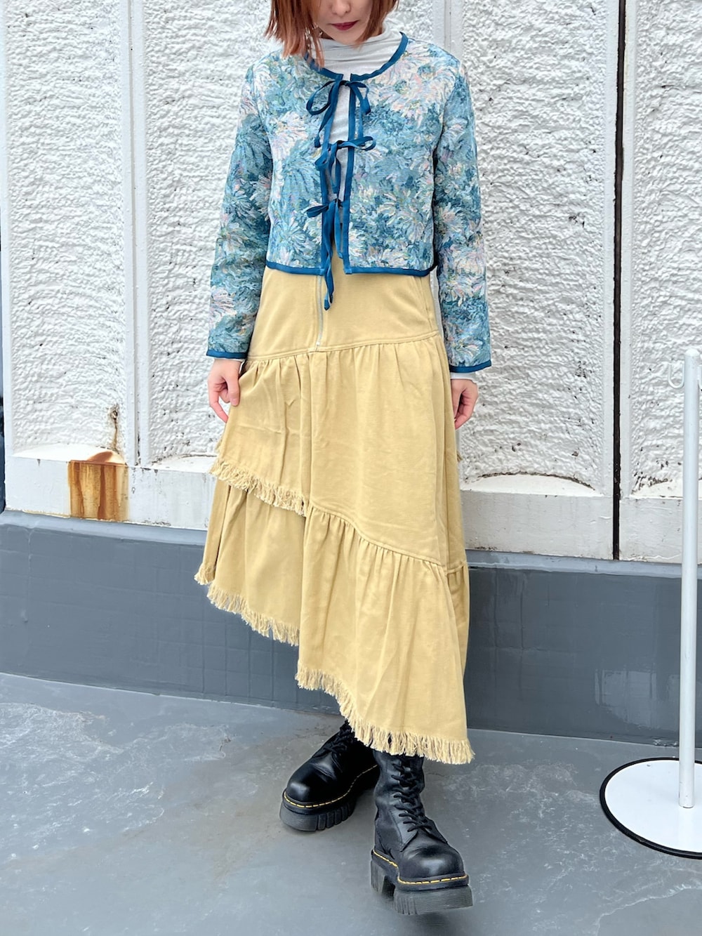 ブルー系のノーカラージャケット、ホワイト系のスカート、シルバー系のTシャツ/カットソーを着用したレディースの春コーディネートの7枚目の写真